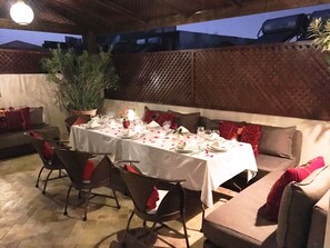 Sarapan, makan tengah hari, makan malam dihidangkan; masakan Maghribi 