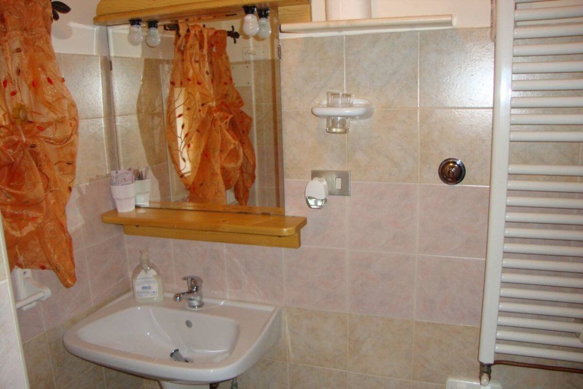 Douche, articles de toilette gratuits, sèche-cheveux, peignoirs