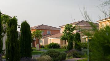 Un área residencial con un sendero pavimentado que lleva a casas con techos de tejas.