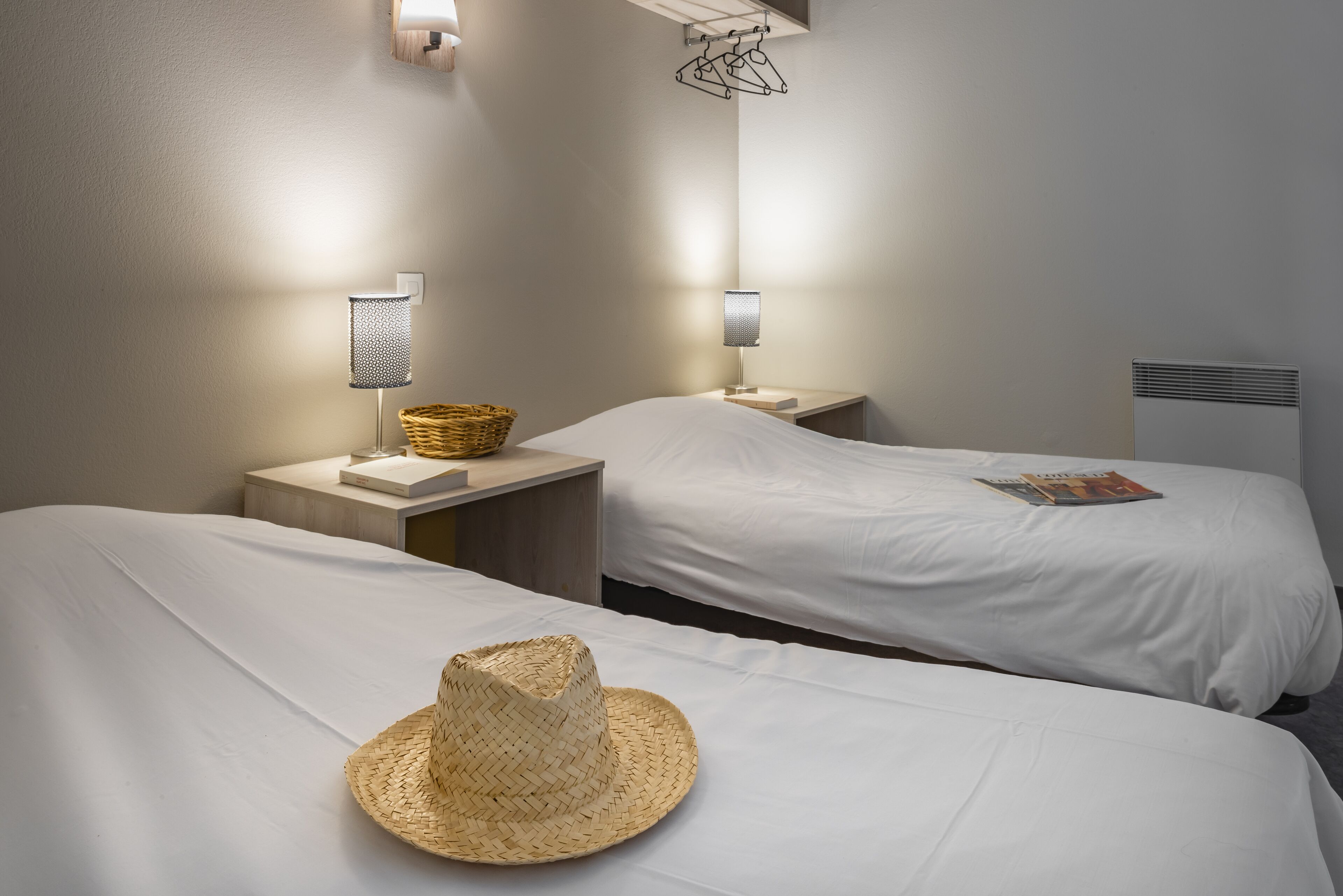Cunas gratuitas, wifi gratis, ropa de cama