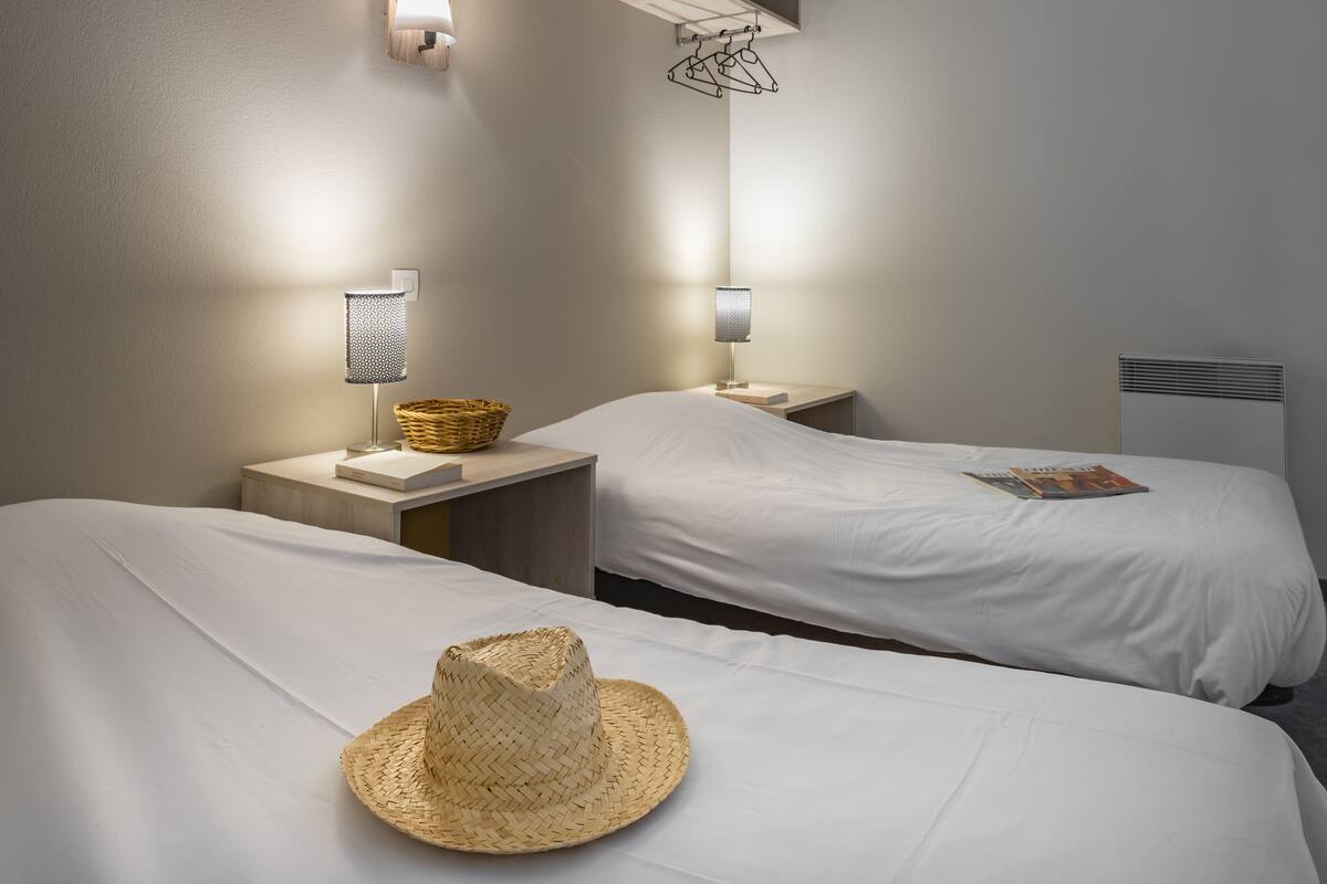 Cunas gratuitas, wifi gratis, ropa de cama