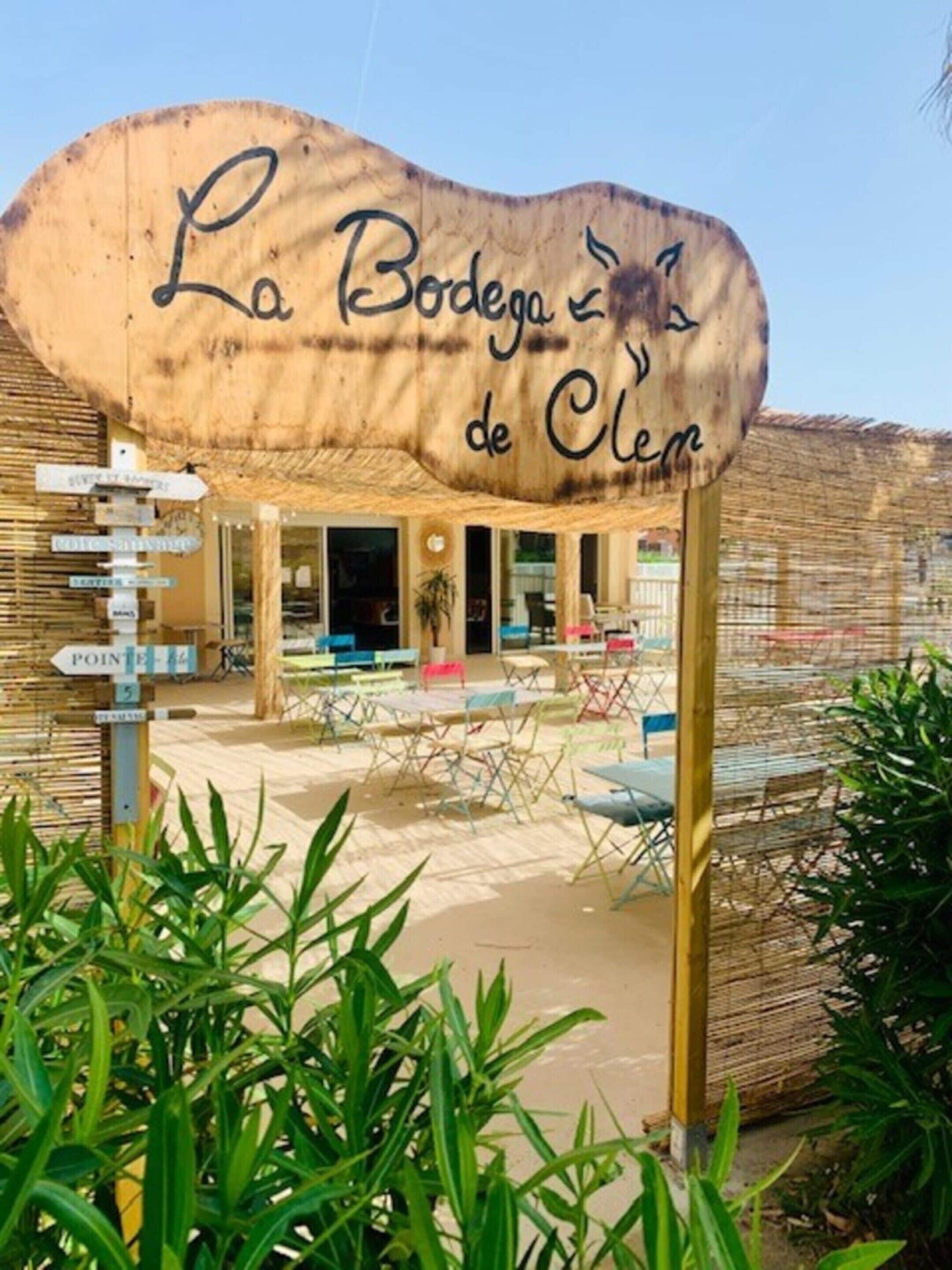 Bar en bord de piscine