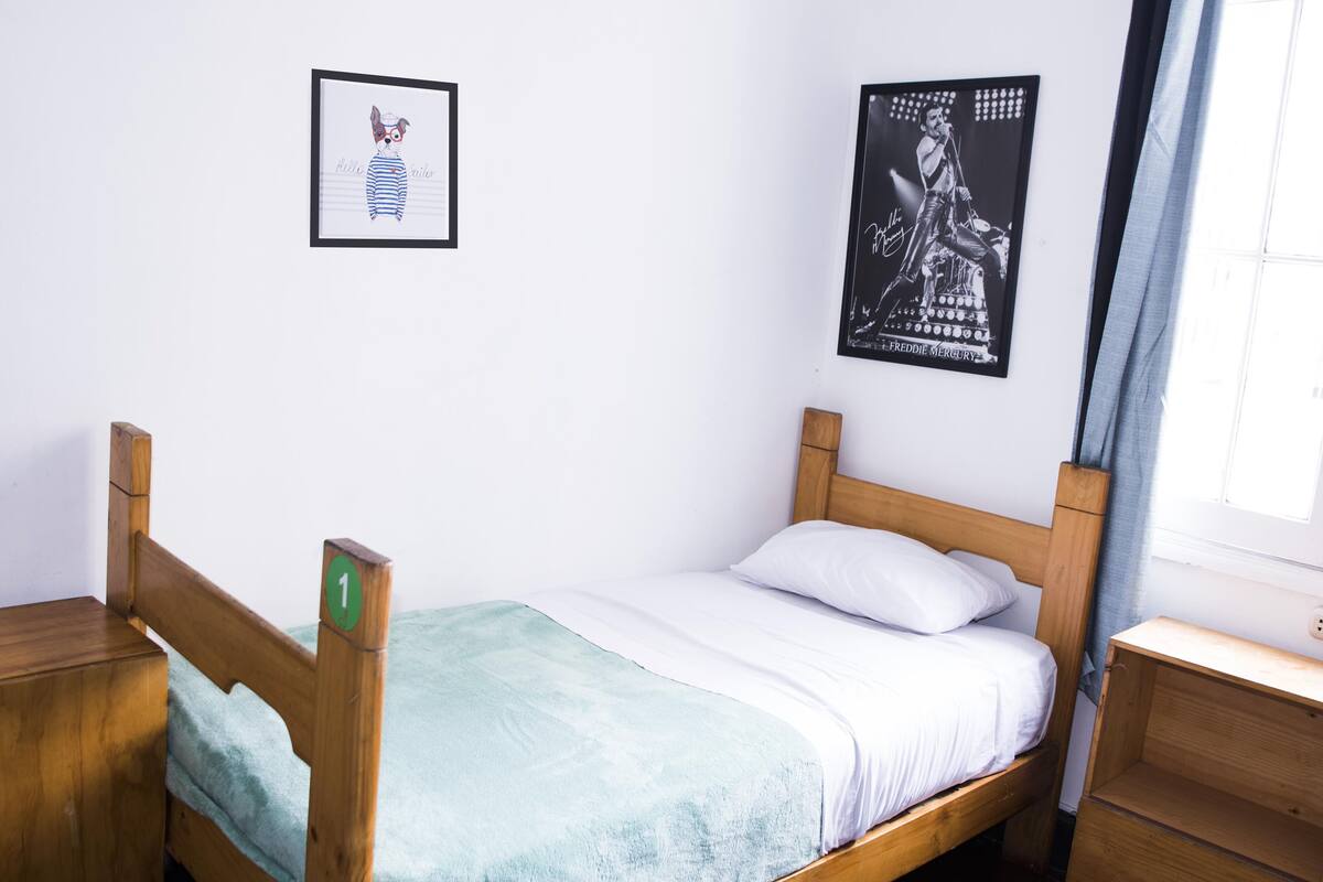 Espacio para trabajar con laptop, wifi gratis y ropa de cama 