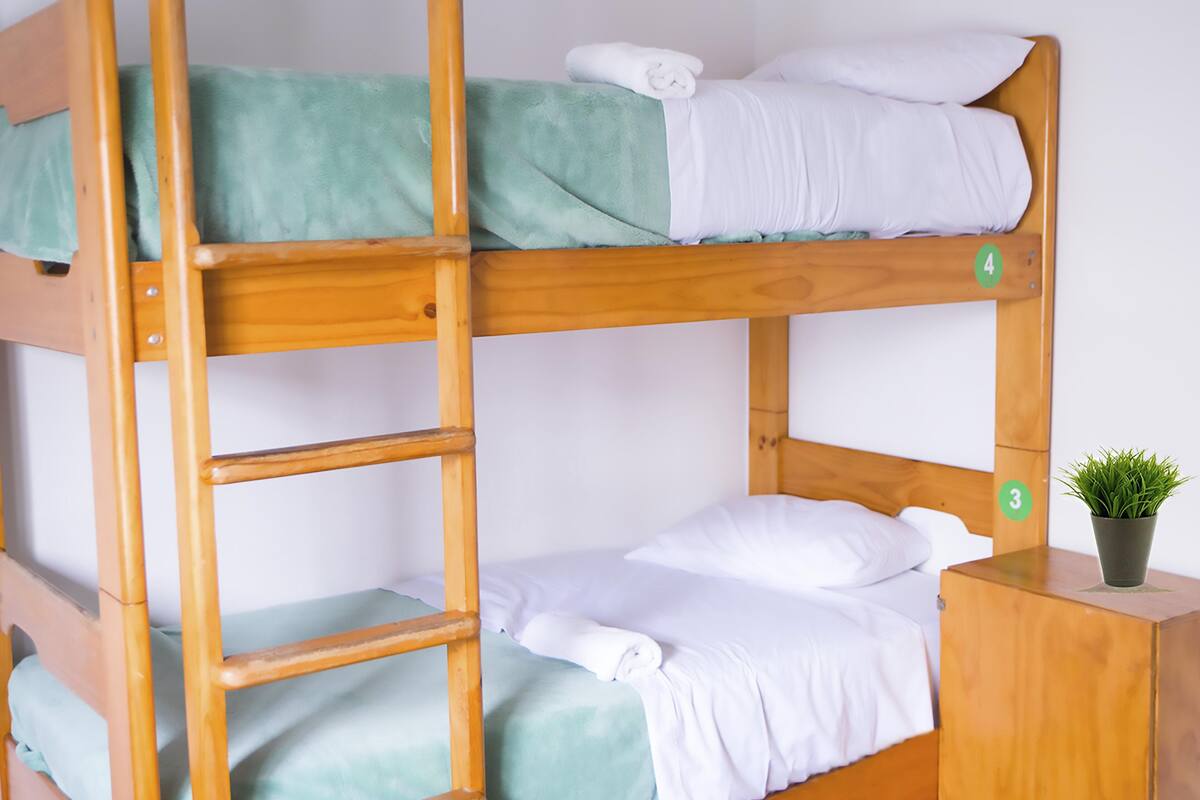 Espacio para trabajar con laptop, wifi gratis y ropa de cama 