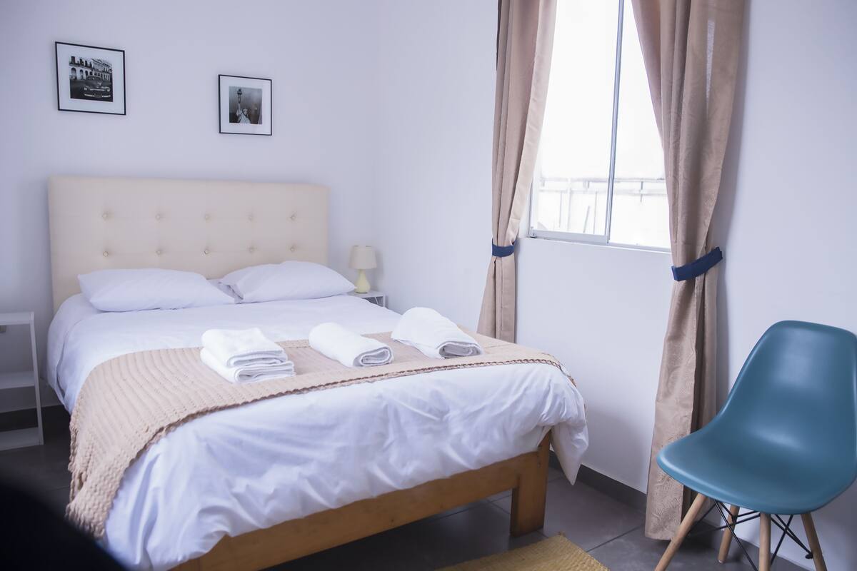 Espacio para trabajar con laptop, wifi gratis y ropa de cama 