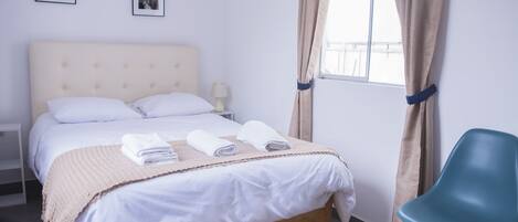 Espace de travail pour ordinateur portable, Wi-Fi gratuit, draps fournis