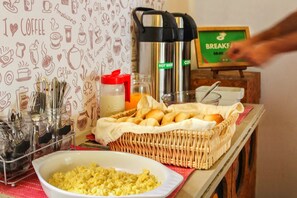 Free daily continental breakfast  - Red Llama Eco Hostel (Lima)