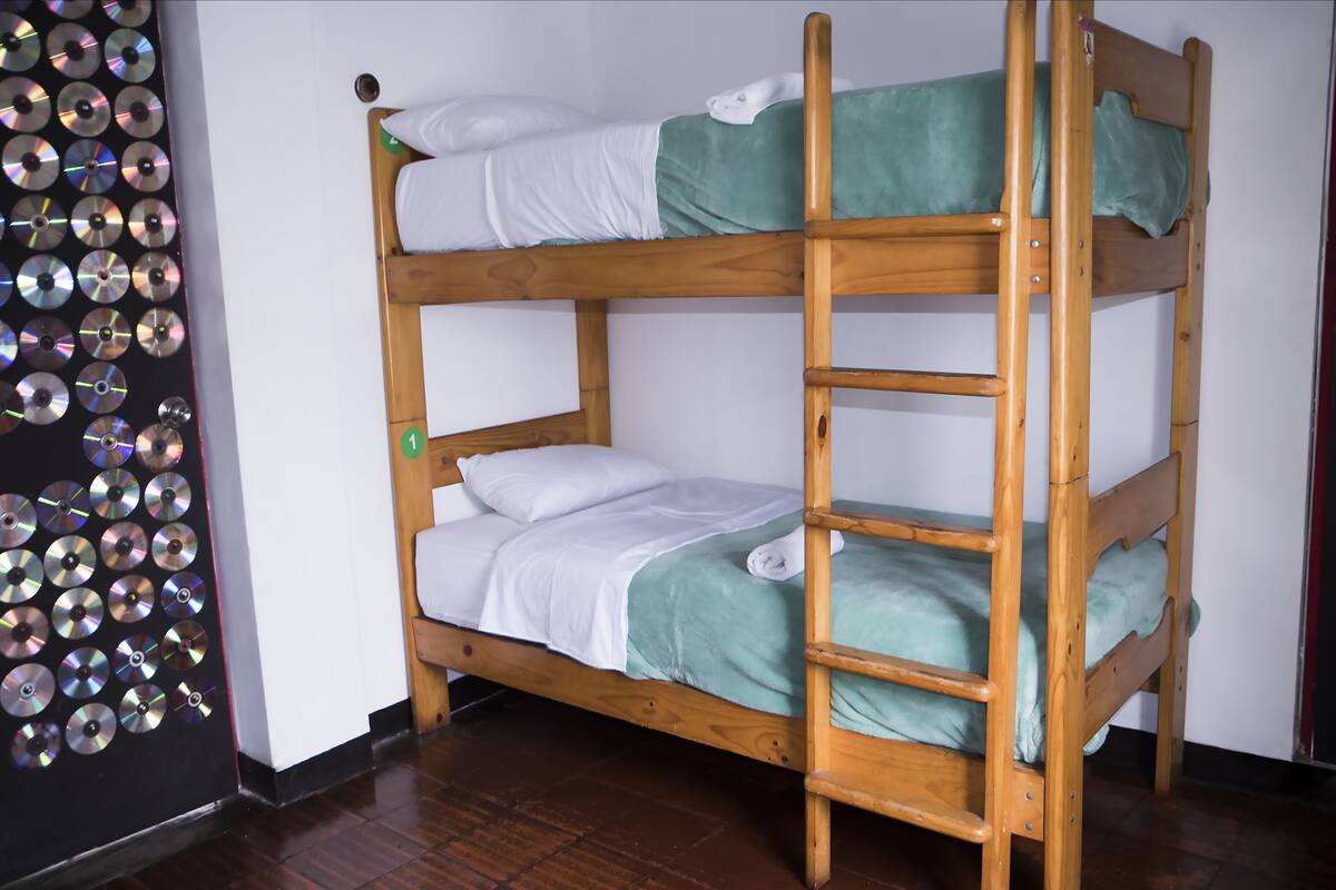 Espacio para trabajar con laptop, wifi gratis y ropa de cama 