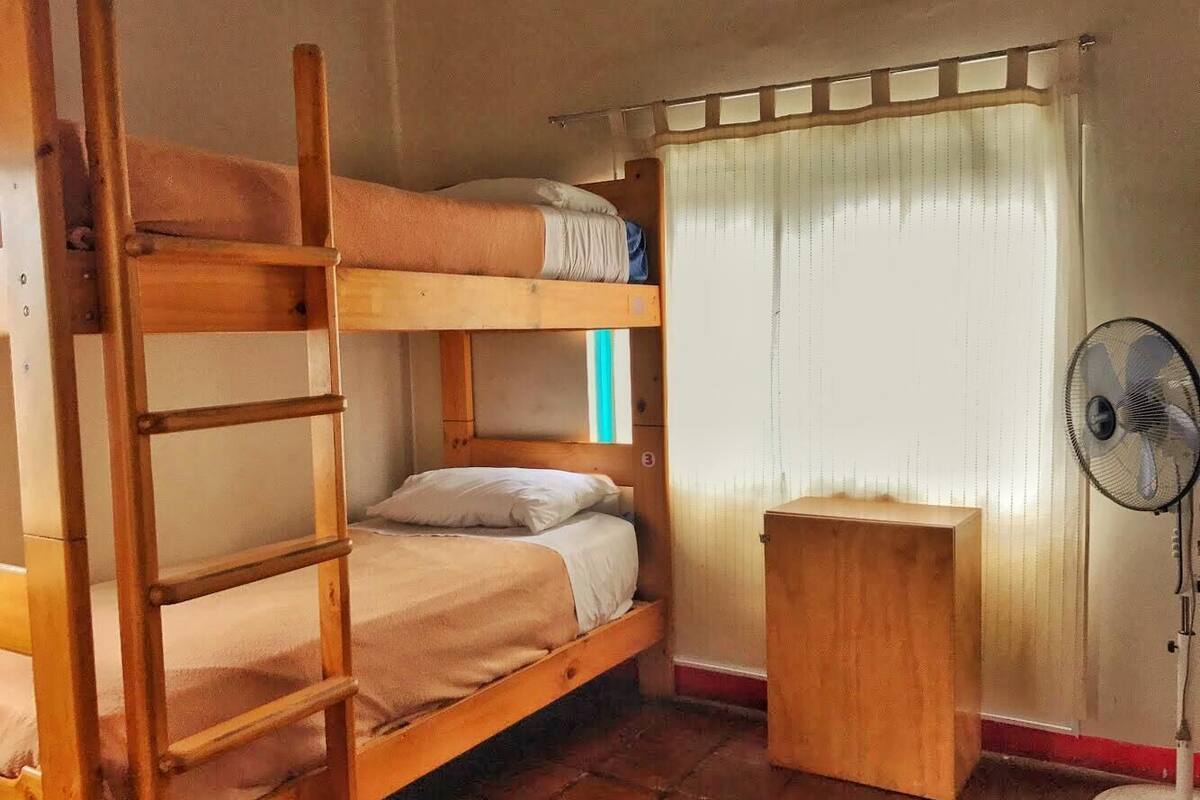 Espacio para trabajar con laptop, wifi gratis y ropa de cama 