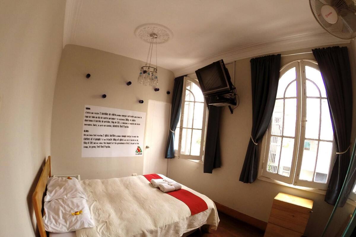 Espacio para trabajar con laptop, wifi gratis y ropa de cama 