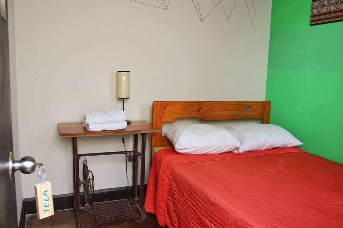 Espacio para trabajar con laptop, wifi gratis y ropa de cama 