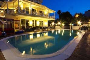Piscina all'aperto, lettini