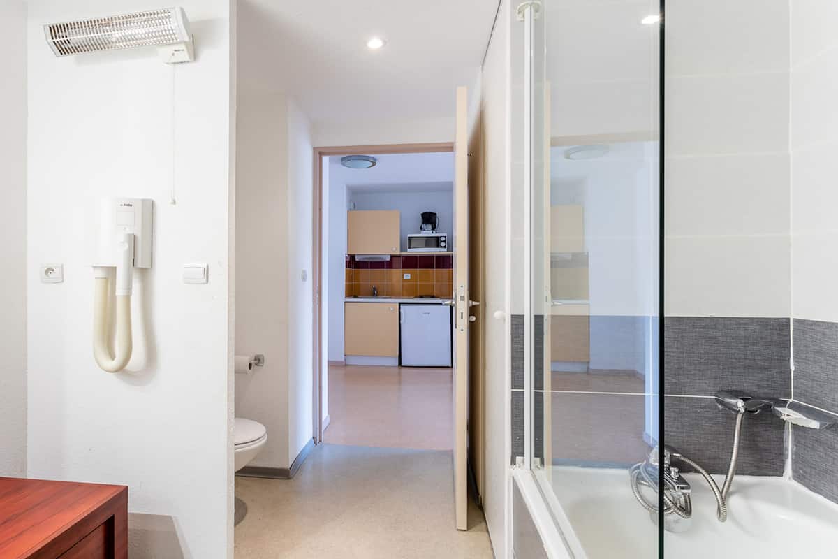 Une salle de bain moderne avec une douche à parois de verre, des toilettes et un lavabo.