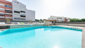 Piscine extérieure en saison