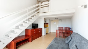 Kühlschrank, Mikrowelle, Herdplatte, Wasserkocher
