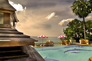 Outdoor pool, pool umbrellas, pool loungers - Baan Karon Hill Phuket Resort (Karon)