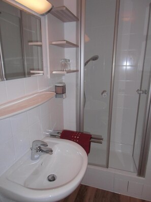 Kamar Single | Kamar mandi | Shower, pengering rambut,  dan handuk