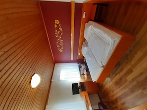 Chambre double | Literie de qualité, lit avec matelas à plateau-coussin, coffre-fort