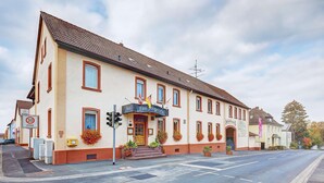 Un edificio tradicional con un letrero que dice "Zum Freigericht" y una señal de límite de velocidad de 30 zonas.