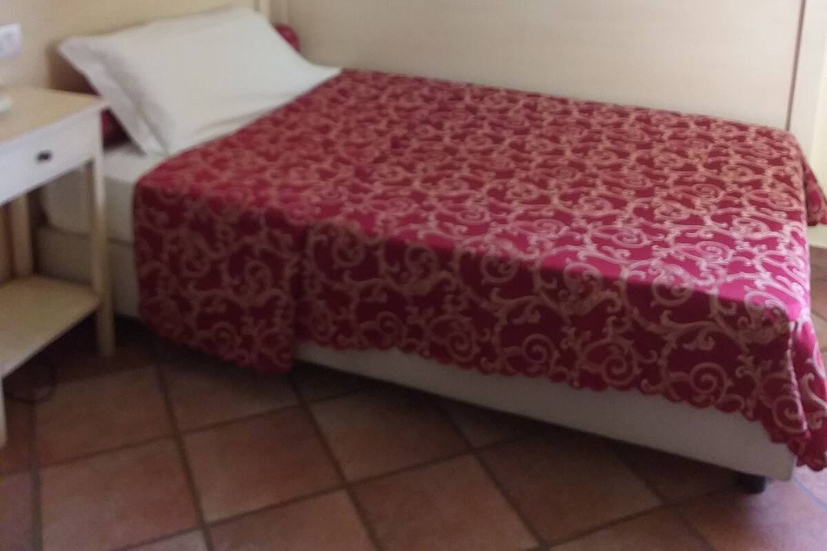 Classic Single Room, 1 Twin Bed | Hypo-allergenic bedding available, desk, laptop workspace
