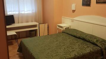 Economy-Zimmer, eigenes Bad, zum Innenhof hin | Allergikerbettwaren, Schreibtisch, laptopgeeigneter Arbeitsplatz