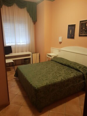 Habitación económica, baño privado, en el área del patio | Ropa de cama hipoalergénica y escritorio