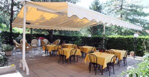 Outdoor dining - Albergo Monna Lisa (Vinci)
