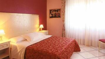 Allergikerbettwaren, Schreibtisch, laptopgeeigneter Arbeitsplatz