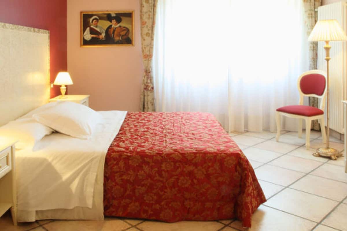 Habitación superior con 1 cama matrimonial o 2 individuales | Ropa de cama hipoalergénica y escritorio