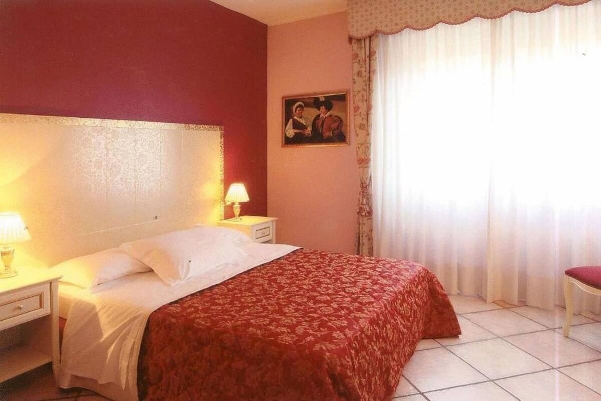 Classic Double or Twin Room | Hypo-allergenic bedding available, desk, laptop workspace