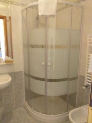 Habitación superior con 1 cama matrimonial o 2 individuales | Baño | Regadera, amenidades de baño gratuitas, secadora de cabello, bidet