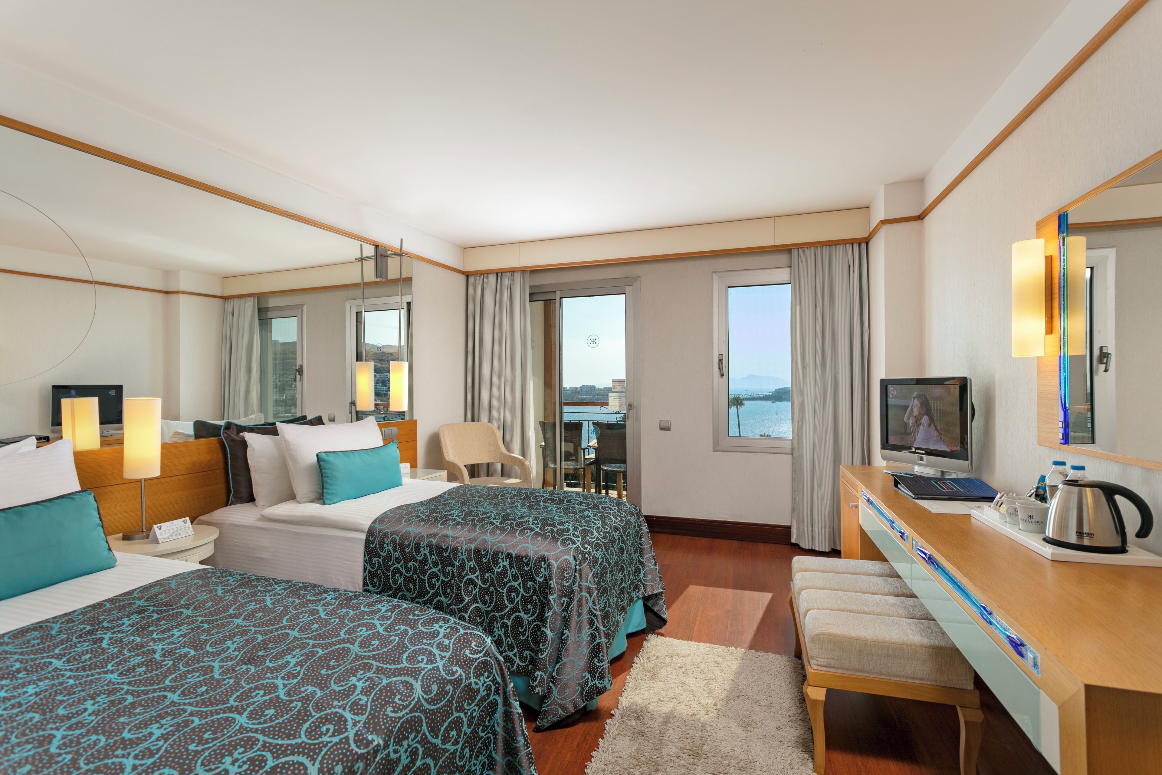 Premium bedding, free minibar, in-room safe, soundproofing