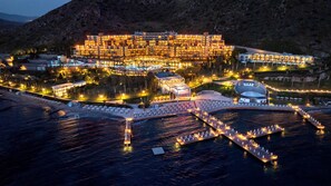 Un gran complejo turístico con varias edificaciones, un puerto deportivo y una zona de playa.