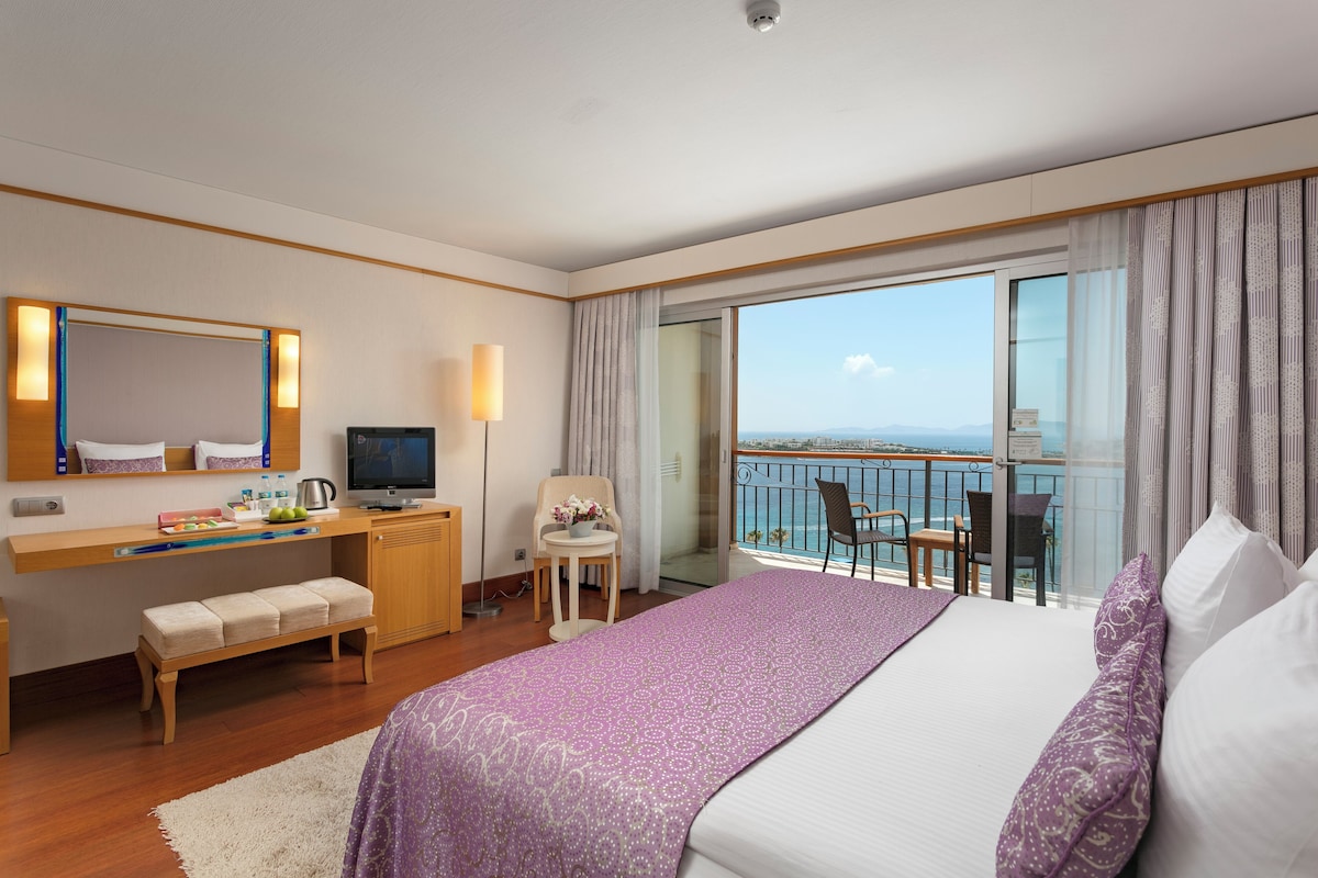 Premium bedding, minibar (free items), in-room safe, soundproofing