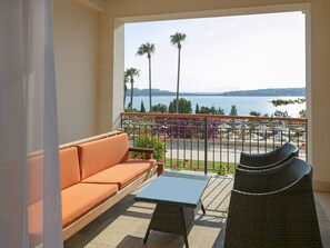 Suite junior | Ropa de cama de alta calidad y minibar con artículos gratuitos