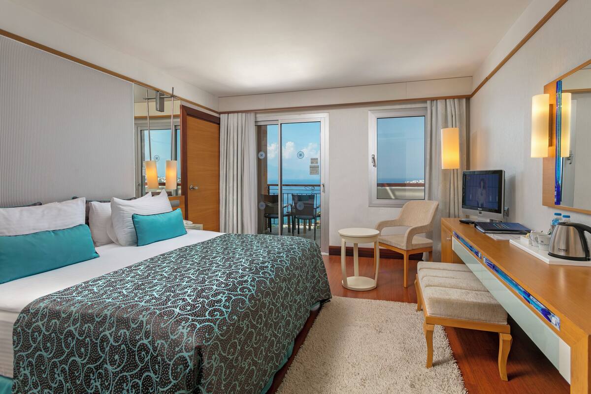 Connection Room | Premium bedding, free minibar, in-room safe, soundproofing