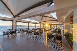 6 间餐厅，供应早餐、午餐和晚餐