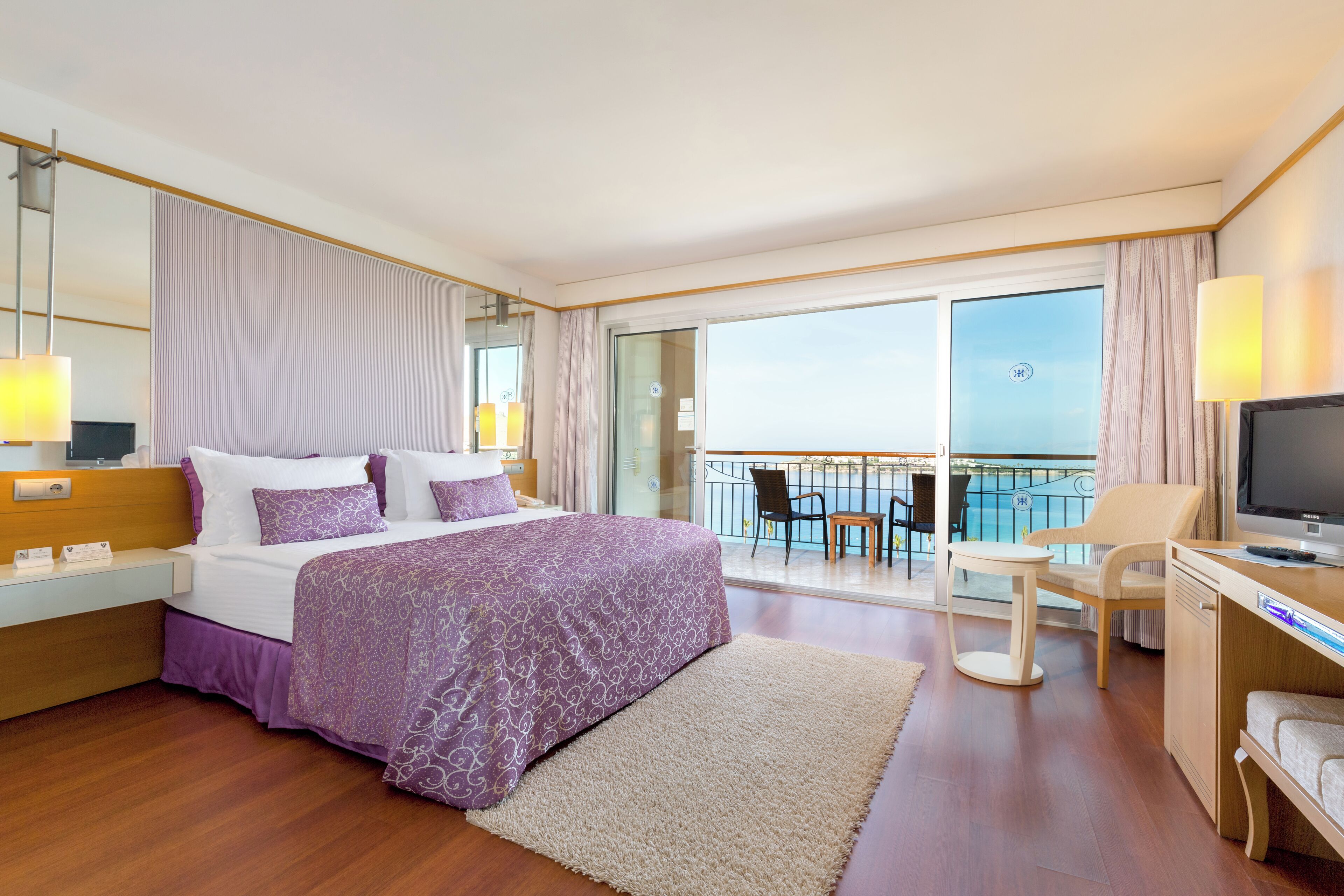 Premium bedding, free minibar, in-room safe, soundproofing