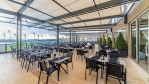 6 restoran; sarapan, makan tengah hari dan makan malam dihidangkan
