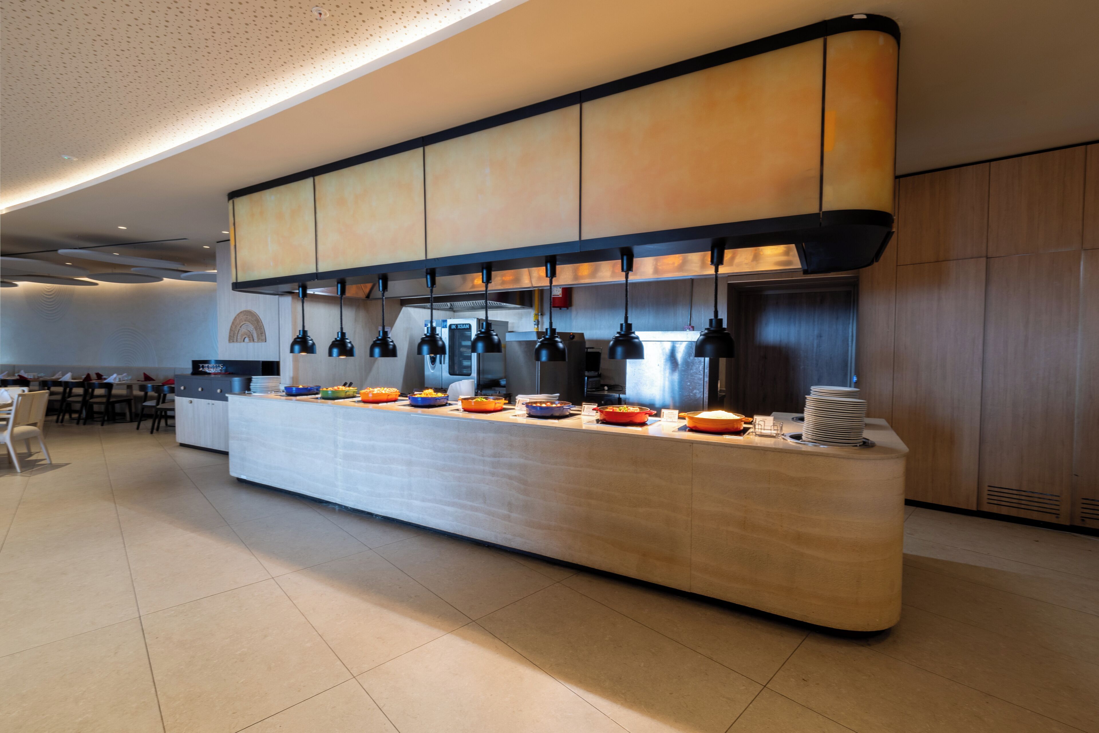 6 restaurants; breakfast, lunch and dinner served 