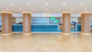 6 bar/ruang istirahat, bar tepi kolam, bar pantai 