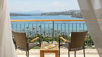 Premium bedding, free minibar, in-room safe, soundproofing