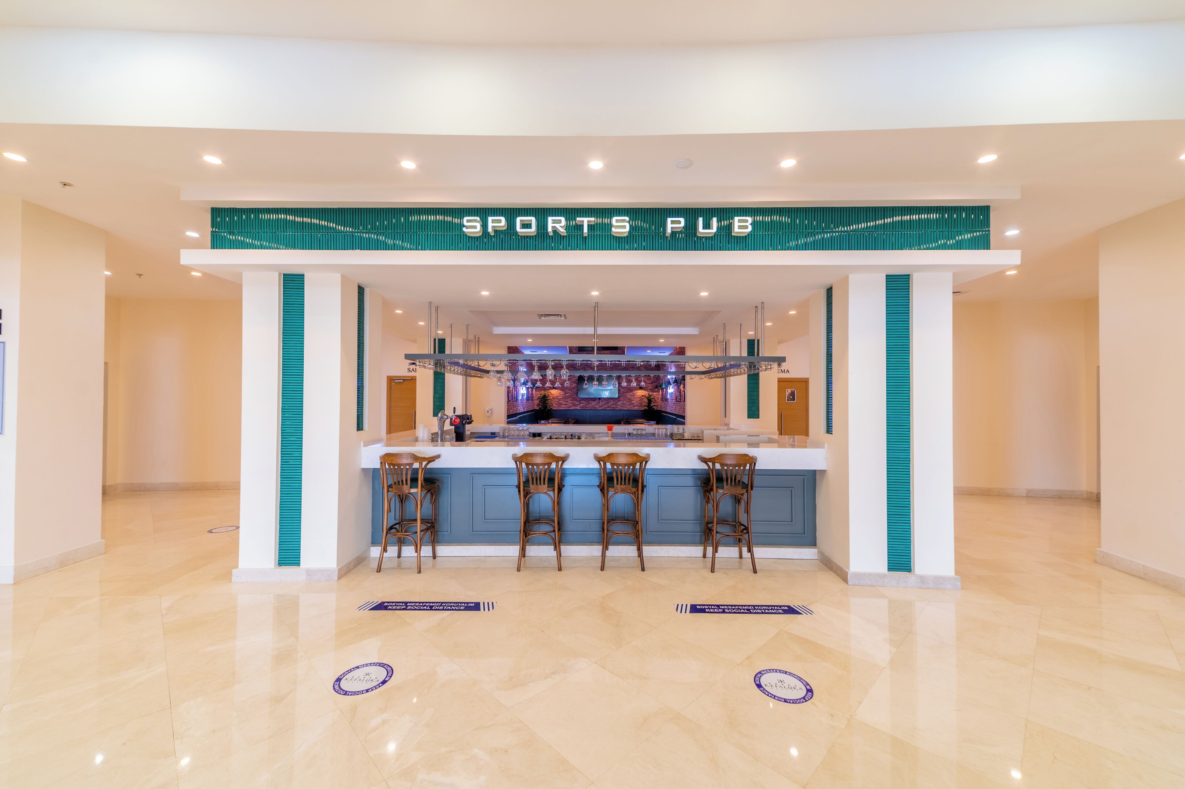 6 bars, bar en bord de piscine, bar de plage