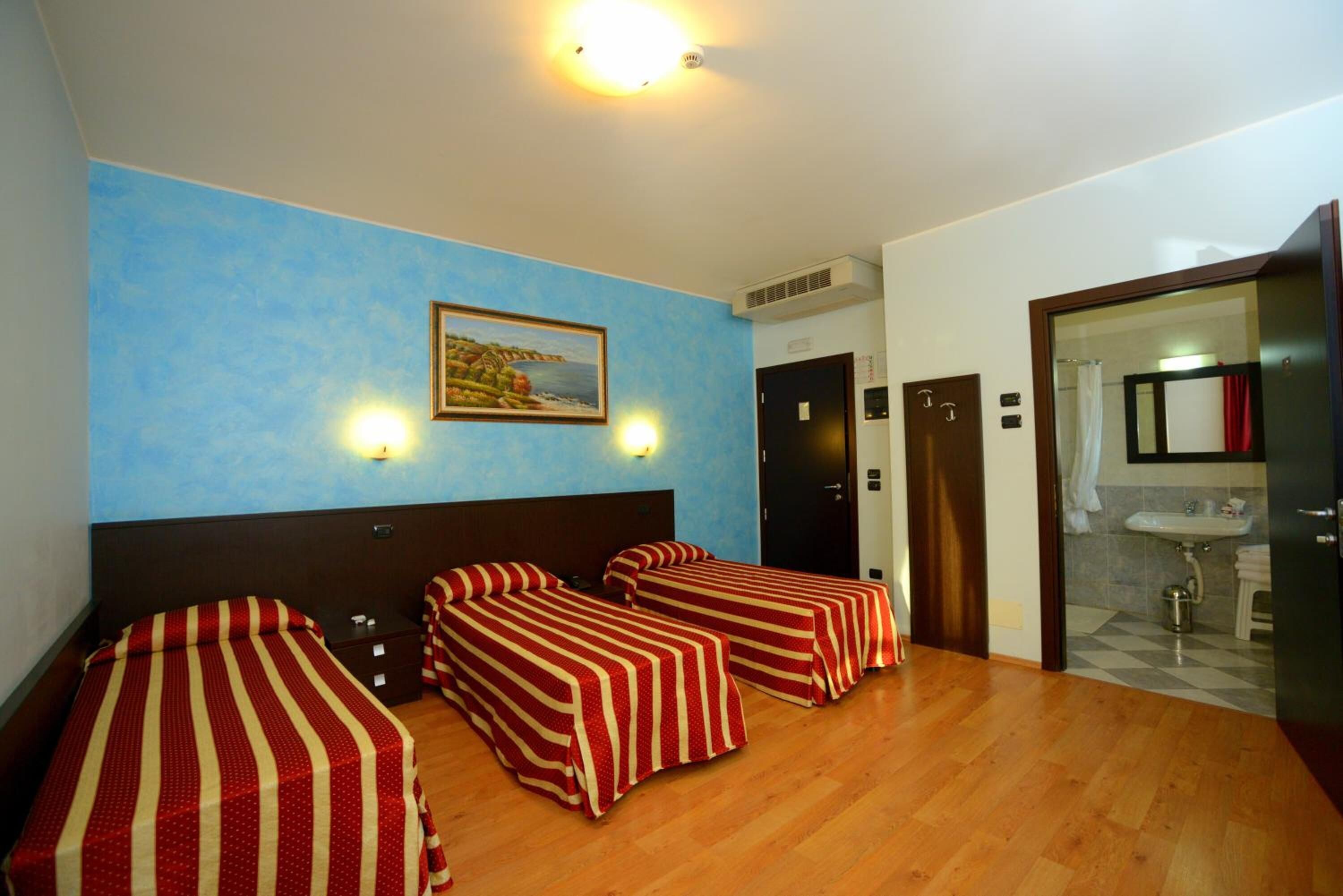 迷你吧、房內夾萬、書桌、隔音