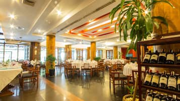 2 restaurants; breakfast, lunch, and dinner served