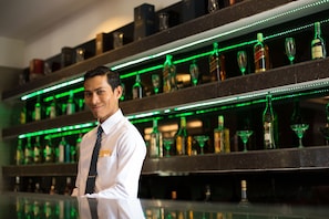 2 bars/lounges, lobby lounge