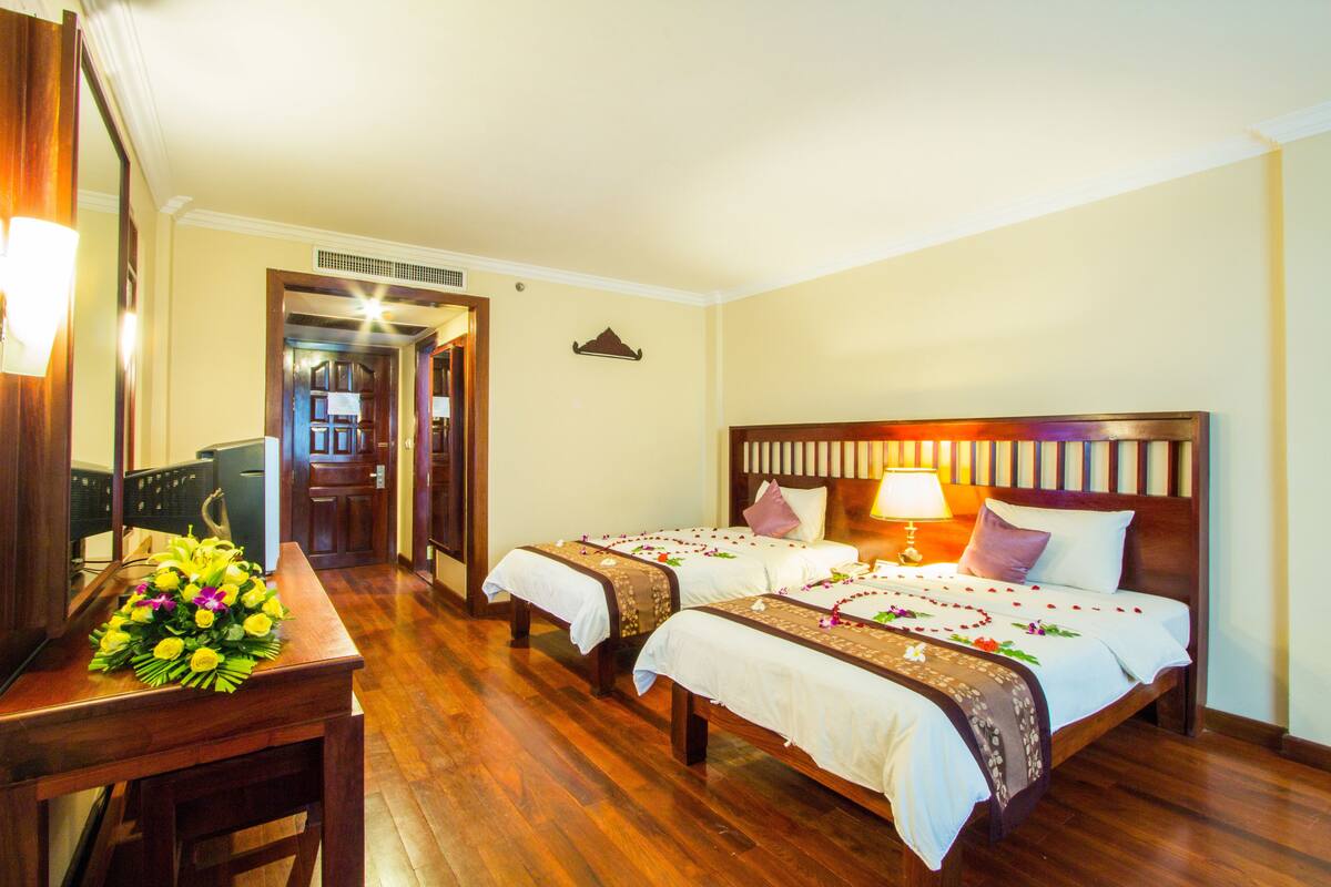 Bộ đồ giường cao cấp, minibar, két bảo mật tại phòng, bàn 