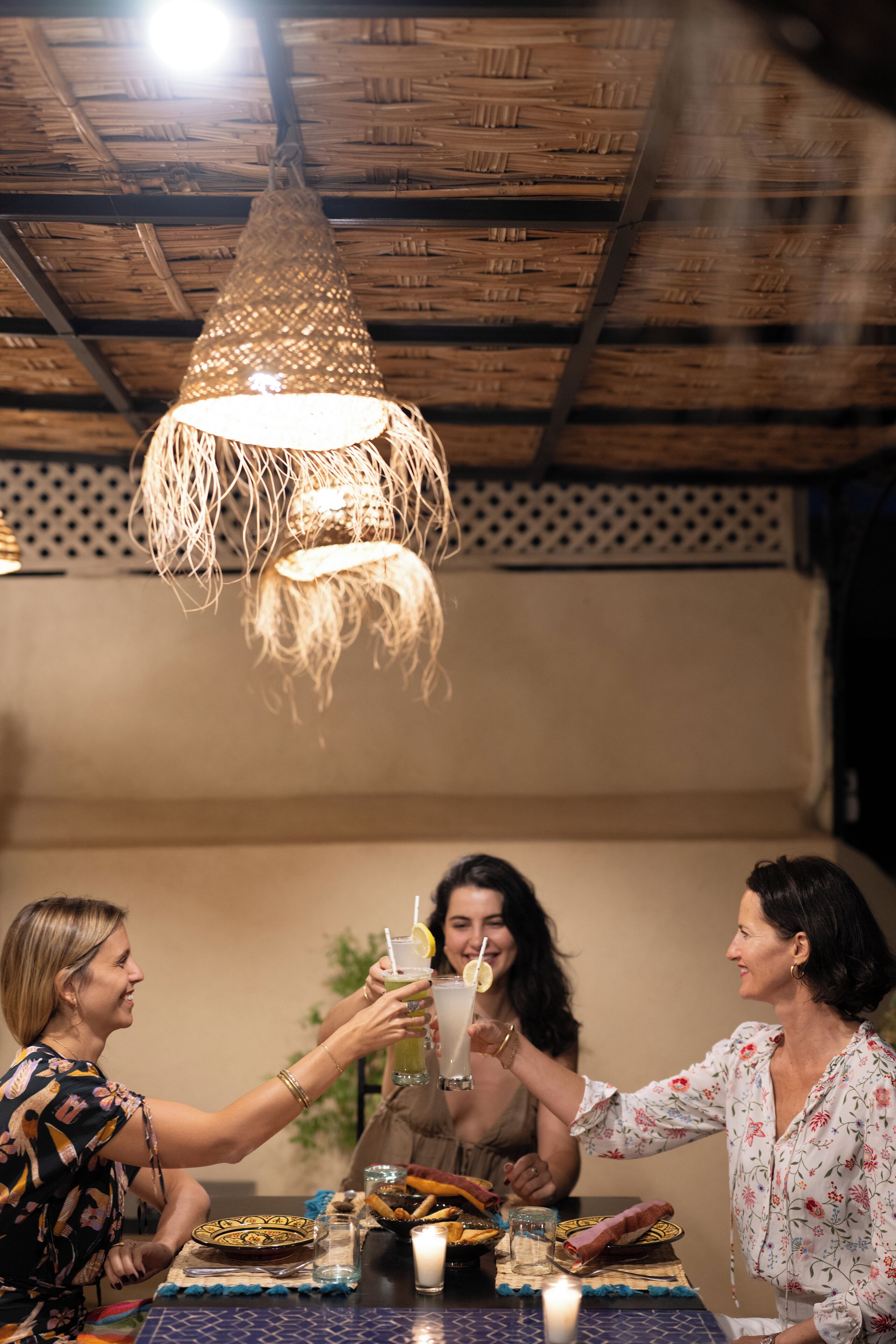 2 nhà hàng, phục vụ bữa sáng, bữa trưa, món địa phương và quốc tế 