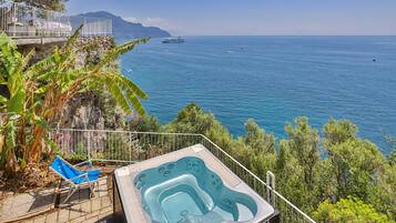 Banyera d'hidromassatge a l'aire lliure