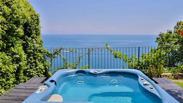 Estudi en suite júnior | Cobrellits, minibar, caixa forta a l'habitació i mobiliari individual